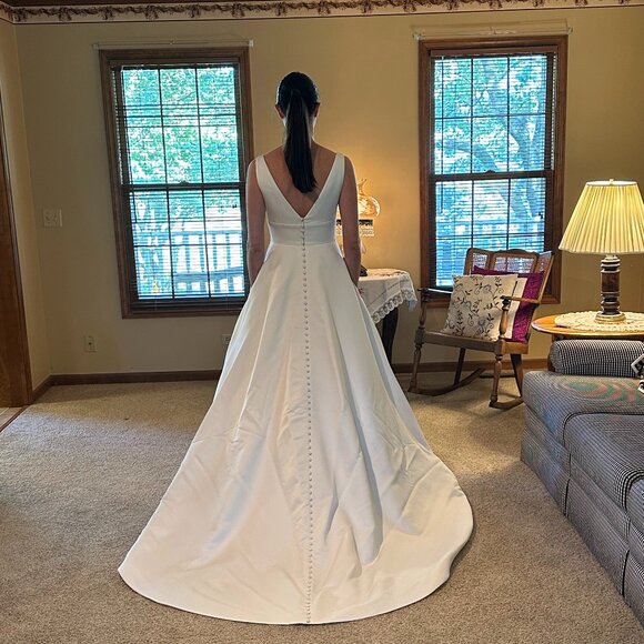 Paloma Blanca #4892 Classic Deep-V Low Back Wedding Dress WITH POCKETS - Picture 6 of 9